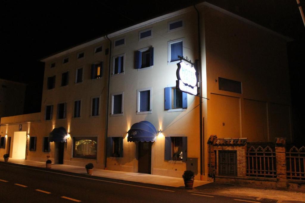 Hotel Calvi-Ristorante Mainor Витторио-Венето Экстерьер фото